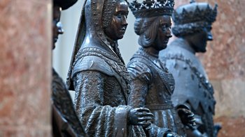 Die Bronzestandbilder des Maximiliangrabes