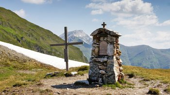Ein aufwendig gezierter Kasten beim Michein-Bauern in Tamsweg