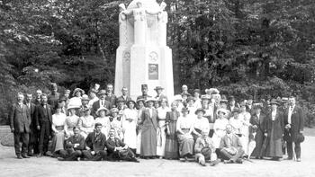 Ein historisches Gruppenfoto vor dem Esperanto Denkmal im Franzensbad