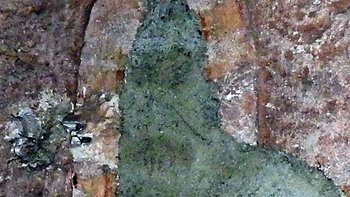 Vermauertes Bogenfenster auf der einstiegen Außenmauer der Westseite. Die Digitale Nachbarbeitung macht Bemalung sichtbar