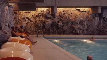 Die Felsenschwimmhalle im Felsenbad Bad Gastein im Eröffnungsjahr 1968