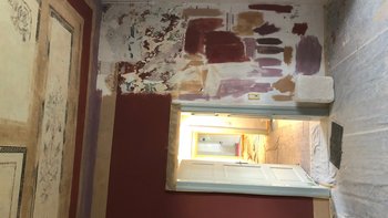 viele Farbproben auf einer Wand