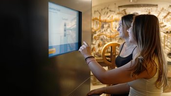 Besucherinnen beim digitalen Dialektquiz