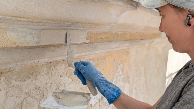 Restauratorin bei der Arbeit