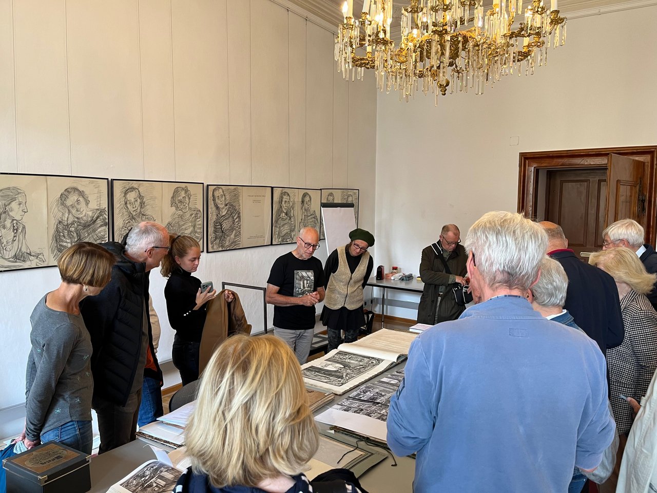 Besucher:innen beim Vortrag