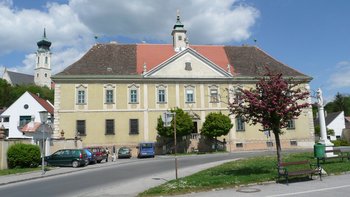 Barnabitenkolleg Mistelbach mit Kirche