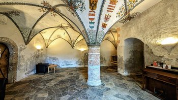 Schloss Sigmundsried, Ergeschoß-Halle mit Blumen- und Wappenmalerei (Wappen: Österreich, Ungarn, Tirol, Veit von Wehingen und Ehefrau)