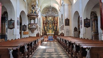 Blick in den Altarraum
