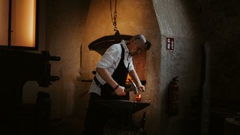 Schauschmieden mit Mario Werndl in der historischen Schmiede am Tag des Denkmals im Stadtmuseum Steyr.