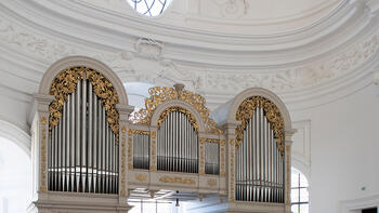 Die 1866 bis 1868 von Matthäus Mauracher der ältere errichtete historische Orgel der Kollegienkirche