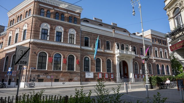 Straßenansicht Währinger Straße mit Eingang und Balkon