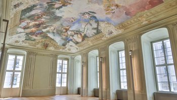 Johannessaal mit Deckenfresko von Anton Maulbertsch im Hauptgebäude der ÖAW