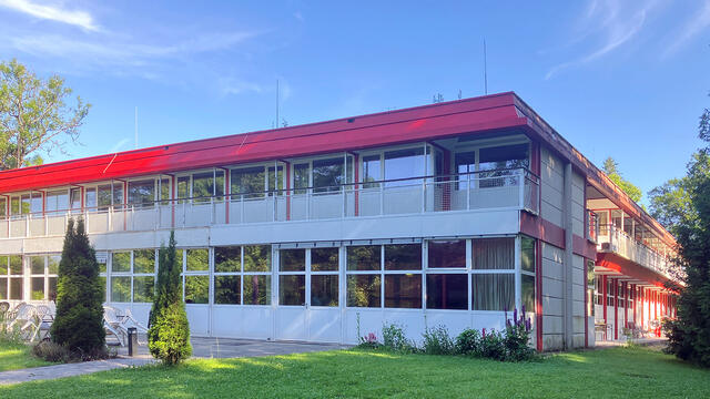 Das Kolleg St. Josef liegt inmitten von Bäumen und Grün, in der Parkanlage der ehemaligen Villa Trapp