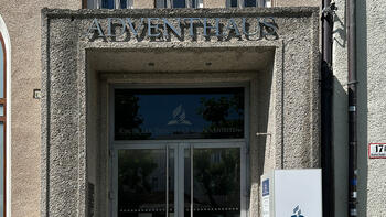 Das Portal des Adventhauses
