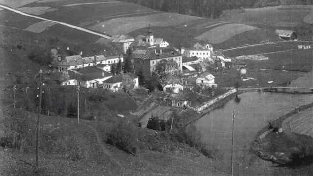er kleine Ort an der Großen Mühl verschwand im Jahr 1924 vollständig unter den Fluten des neu angelegten Stausees und wurde damit zum Symbol für den K