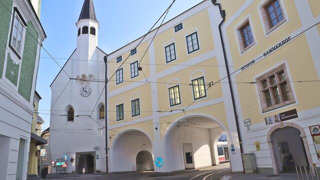 Der Gmundner Kammerhof und die Bürgerspitalkirche samt Trauntore