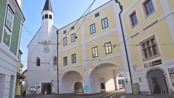 Der Gmundner Kammerhof und die Bürgerspitalkirche samt Trauntore