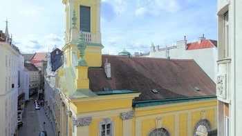 Foto einer Drohne aus der Dorotheergasse auf die Reformierte Stadtkirche