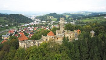 Luftbild der Burgruine Krems