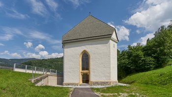 Ansicht der ehemaligen Kapelle von der Einödstraße auf das Nordwest-Portal