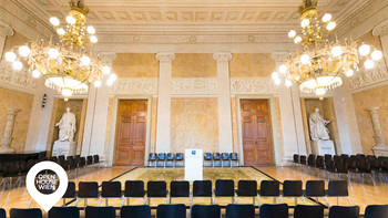 Der Festsaal der TU Wien, bestuhlt, aber ohne Menschen.