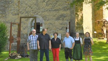 Vereinsvorstand vor der Georgibergkirche