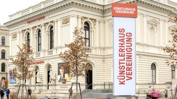 Fassade Künstlerhaus mit Stele, 2023