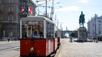 Tag des Denkmals Sonderzug mit Triebwagen Nr. 1 am Schwarzenbergplatz
