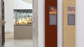 Farbstelen vor der neuen Ausstellung Farbgeschichten im Kapitelsaal der Klosterkirche