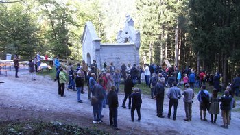 Veranstaltung bei der Kapellenruine mit vielen Menschen.