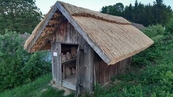 Das Strohdach des Bienenhauses aus Glasing