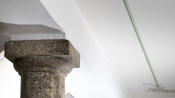 Deckenmalerei und Säule