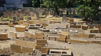 Überblick auf die Grabungsarbeiten der heurigen Bauphase mit Fundamentherstellungen und Positionsmarkierungen mittels Kisten