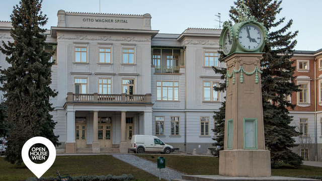 Eingangsbereich des Otto Wagner Areals mit Direktionsgebäude und Standuhr