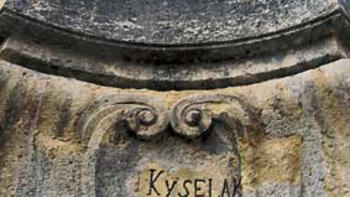 Obelisk mit Inschrift KYSELAK