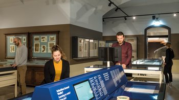 Interaktive, digitale Station mit Bildschirmen im Papyrusmuseum