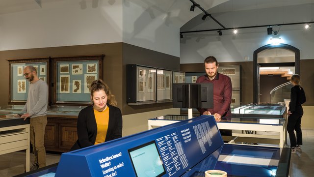 Interaktive, digitale Station mit Bildschirmen im Papyrusmuseum