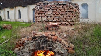 Zweimal im Jahr wird im Kreuzgarten der Kartause Mauerbach der Kalkofen befeuert ©Bundesdenkmalamt