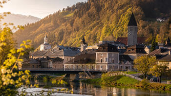 Ansicht der Stadt Hallein mit Rathausturm und Kirchturm