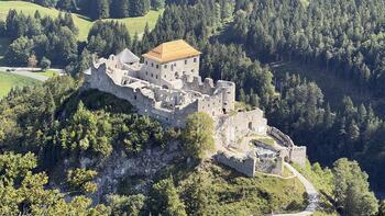 Sicht auf die Burg Ehrenberg mit dem sanierten Hohen Stock von der Festung Schlosskopf herab