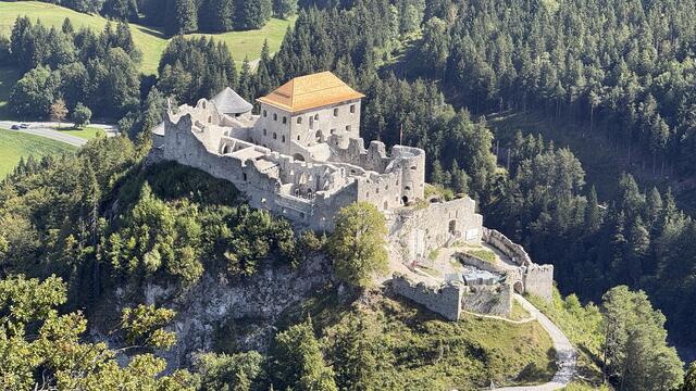Sicht auf die Burg Ehrenberg mit dem sanierten Hohen Stock von der Festung Schlosskopf herab