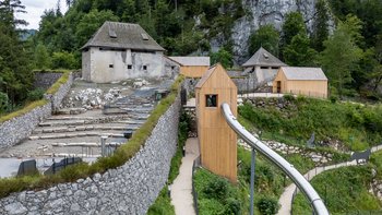 Das restaurierte Fort Kniepass erhielt moderne Zubauten von Marte Marte: Starthaus, Toiletten und Lager – klar gestaltet im Dialog mit der Geschichte.