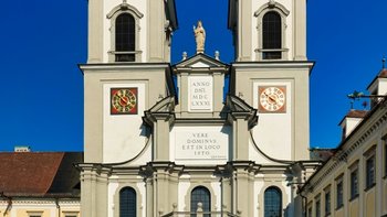 Fassade eine Kirche mit zwei Kirchtürmen