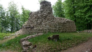 Ruine eines runden Bergfrieds aus dem 13. Jahrhundert