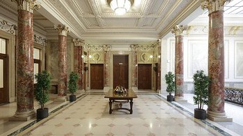 Blick vom großen Festsaal in das obere Foyer mit den Eingangstüren zum kleinen Festsaal. Auf den Seiten 4 Marmorsäulen
