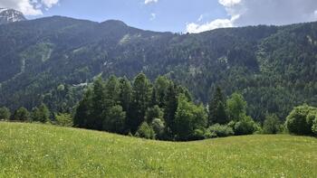 Die Burgstall genannte bewaldete Geländekuppe befindet sich in Jerzens unterhalb des Ortsteils Niederhof.