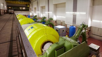 Generatoren und Turbinen zur Stromerzeugung in einer Kraftwerkshalle