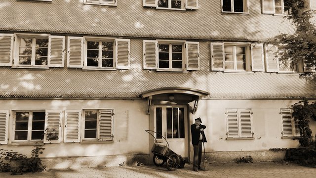 Fifi, der Straßenkehrer mit dem scharfen Blick und dem feinen Gespür für die Geschichten des Lebens.