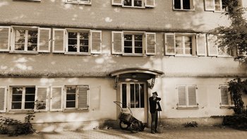 Fifi, der Straßenkehrer mit dem scharfen Blick und dem feinen Gespür für die Geschichten des Lebens.