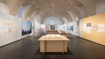 Ausstellung „Vision und Widerstand“ im MQ Freiraum mit Architekturmodellen, Zeichnungen und historischen Dokumenten.